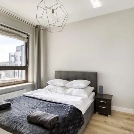 Apartment Night Metro Plocka