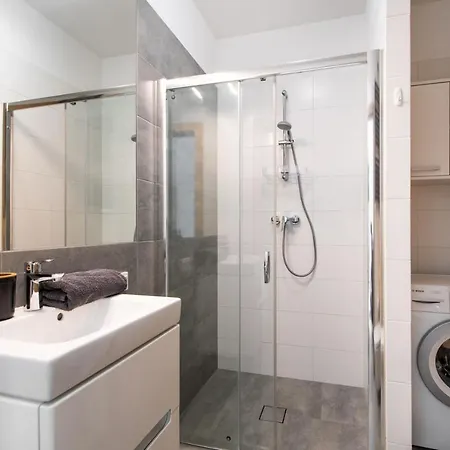 Apartment Night Metro Plocka