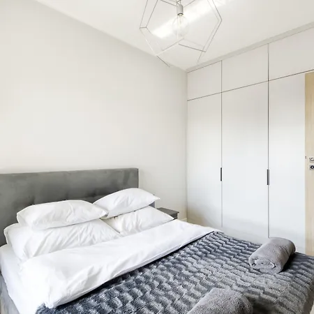 Apartment Night Metro Plocka